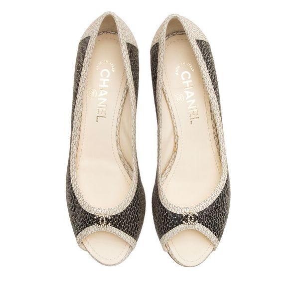 Chanel Calfskin Fishnet Pearl CC Peep Toe Pumps - Size 8.5 / 38.5 - Picture 4 of 5